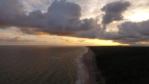Zdjęcie z drona na morze podczas zachodu słońca