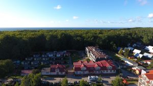 Zdjęcie z drona na ośrodek rehabilitacyjno-wczasowy ”Słowiniec” nad morzem