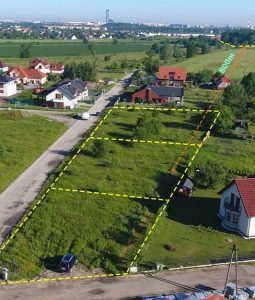 Zdjęcie z lotu drona na działki budowlane w Iwinach oraz Park Brochowski wykonane dla pośrednika nieruchomości