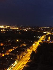 Zdjęcie w nocy z lotu drona na miasto