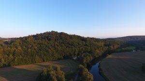 Zdjęcie z lotu drona na góry położone na rzeką