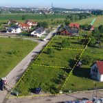 Zdjęcie z drona na działki budowlane w Iwinach oraz Park Brochowski wykonane dla pośrednika nieruchomości