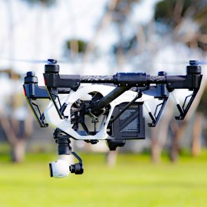 Wykorzystywanie sprzętu wysokiej jakości podczas filmowania dronem